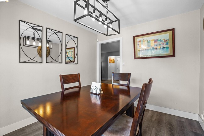 Building Photo - 80 Loma Vista Way