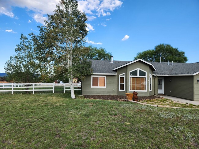 Building Photo - Beautiful home in Hutchinson Acres