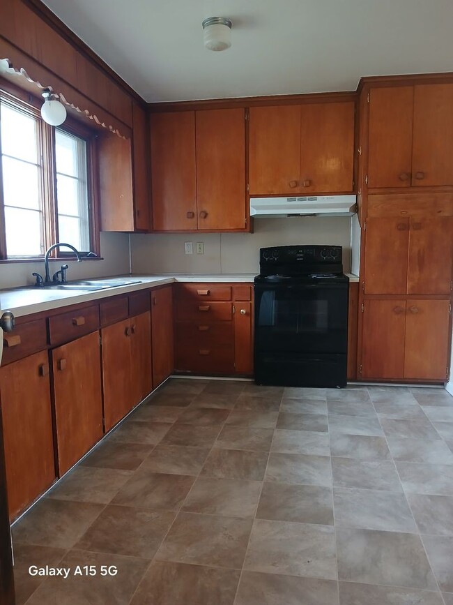 Building Photo - A charming 3 Bed 1 1/2 Bath House