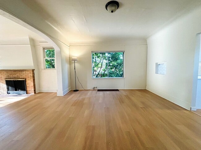 Building Photo - 2 BD / 1 BA Main level unit in 1913 Roosev...