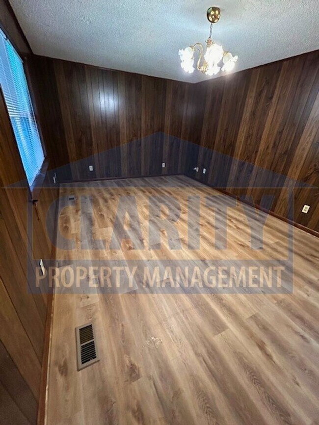 Building Photo - Spacious three bedroom home