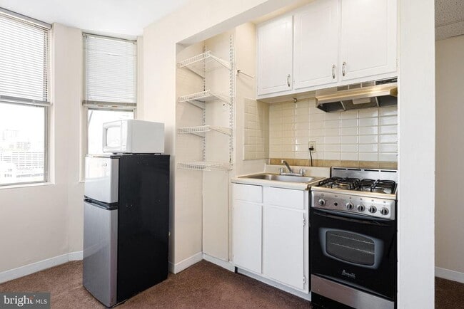 Building Photo - 2135 Walnut St