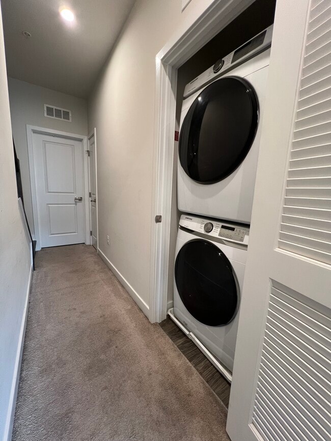 Building Photo - 214 S Newkirk St