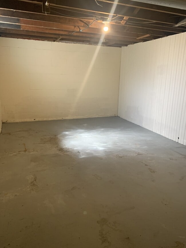 Building Photo - 1430 W 6th Ave