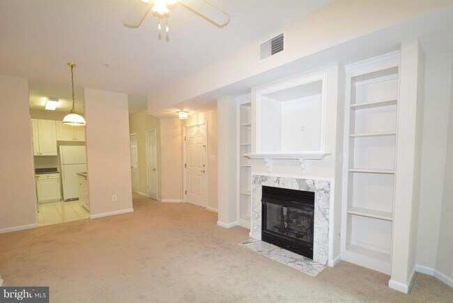 Building Photo - 2665 Manhattan Pl