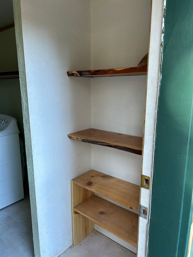 Building Photo - Cute Home Close to Everything