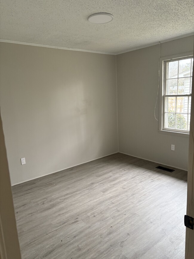 Building Photo - 37 Cedarvilla Dr