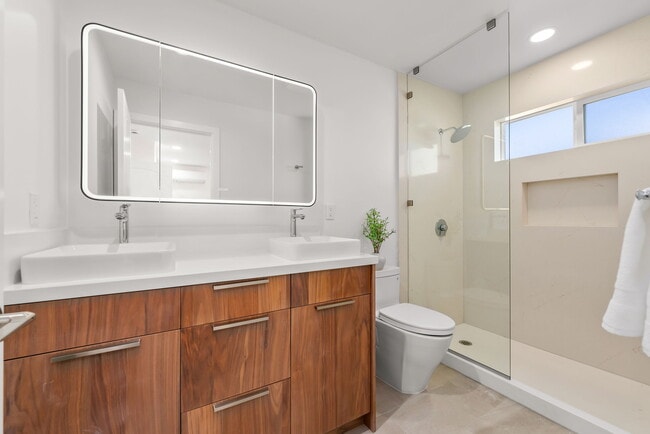 Building Photo - 2067 Laukahi St