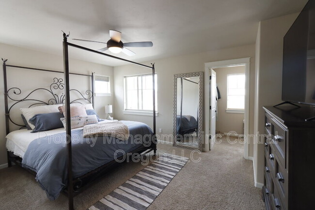 Building Photo - 2860 Yew Park Ln