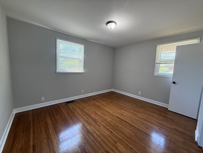 Building Photo - Lovely and Spacious Home in South Nashville - Garage and Fenced in Yard