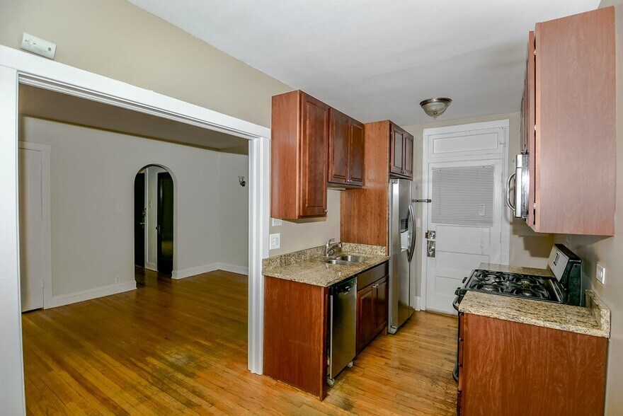 Building Photo - 2208 W Ainslie