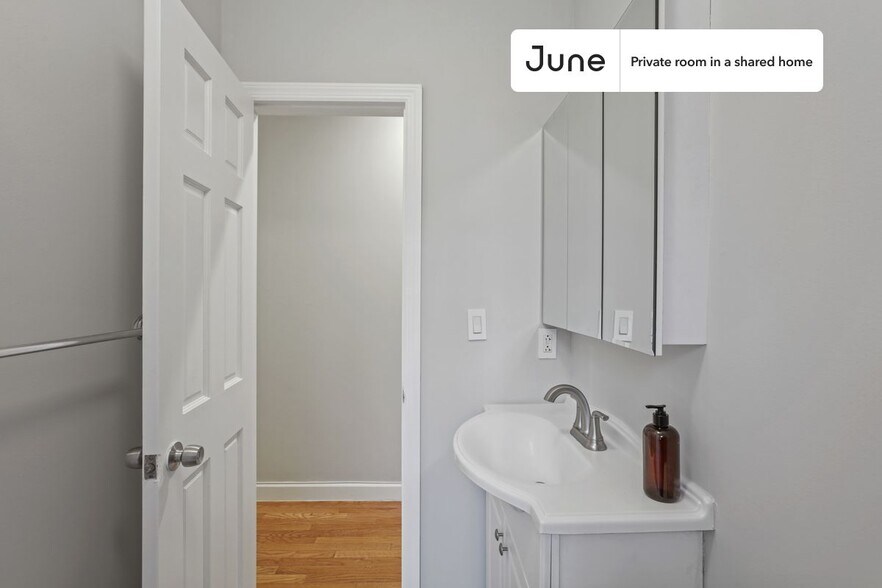 Building Photo - Room in Shared 4 bed/1 bath home