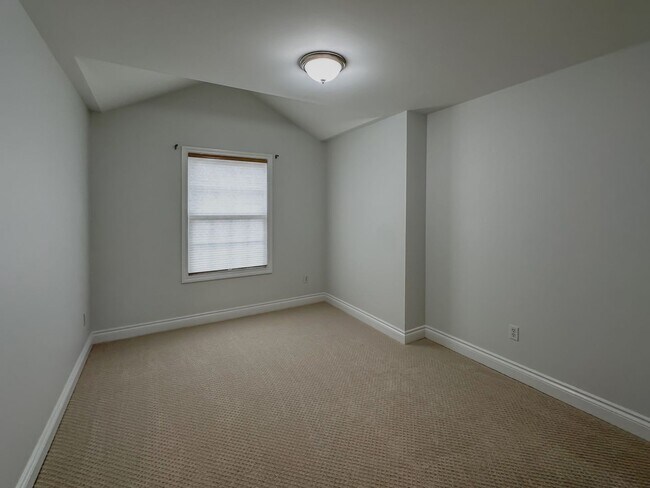 Building Photo - Lakeside Living!