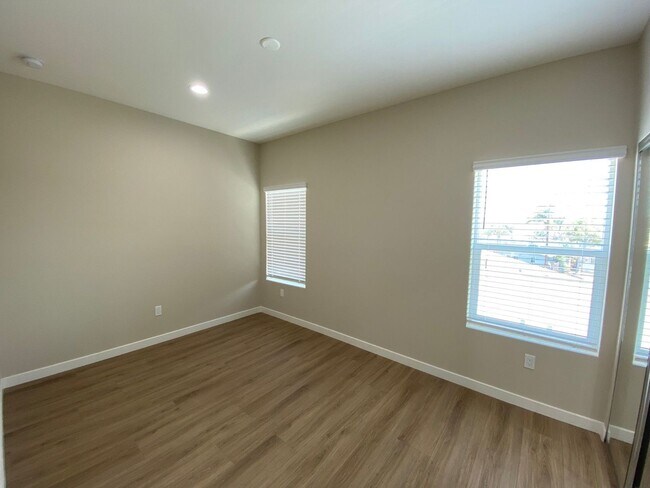 Building Photo - 5320-5320 E Falls View Dr