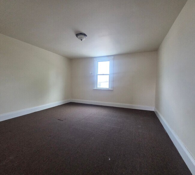 Building Photo - 5 Bedroom House For Rent