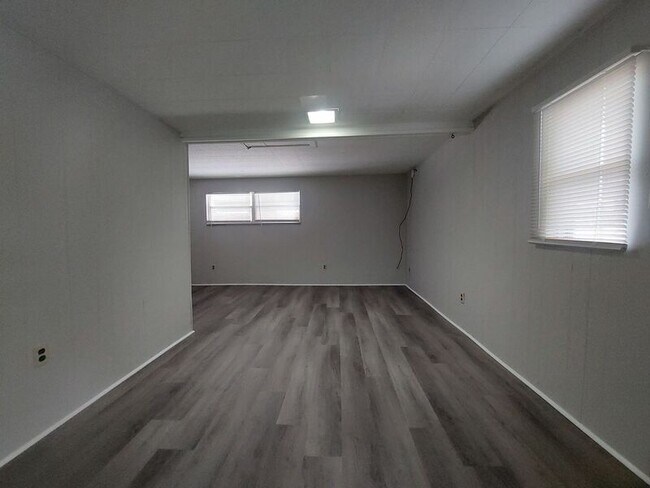 Building Photo - 115 1/2 Lenox St