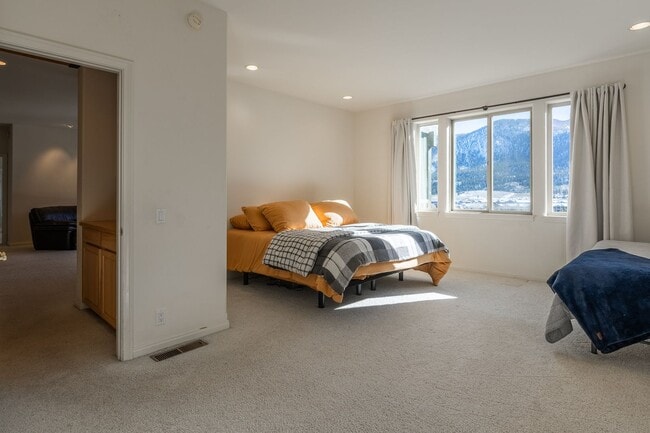 Building Photo - Mountain View Haven