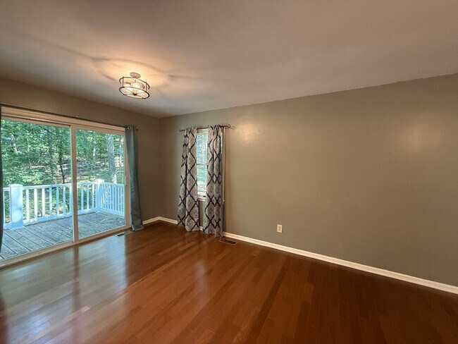 Building Photo - 678 Jefferson Dr