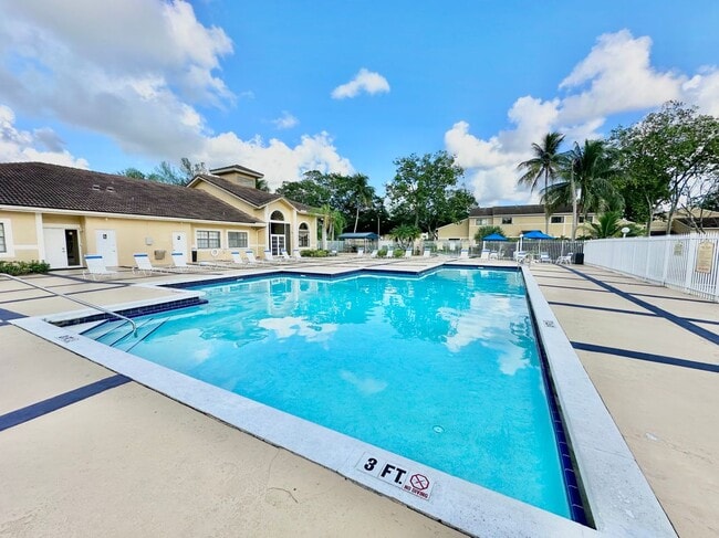 Building Photo - 351 Palm Way