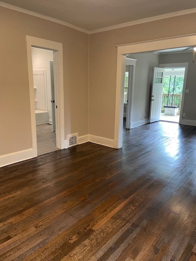 Building Photo - 2bd/1ba Bungalow Available Now!!