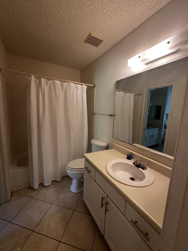 Building Photo - "Coastal Comfort: Spacious 2-Bed, 2-Bath Condo Retreat in Vibrant Panama City Beach!"