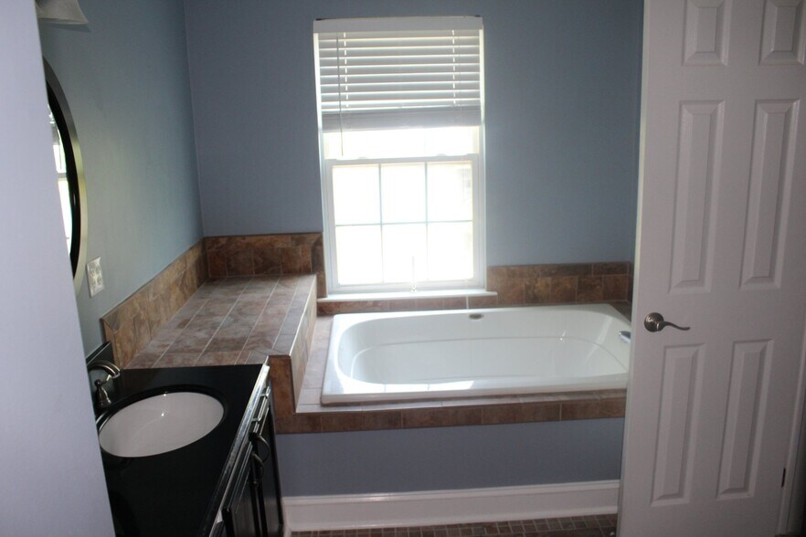 Building Photo - 102 Whistling Swan Ln