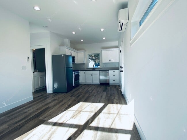 Building Photo - Modern 1 BR ADU near Downtown Bend - utilities included!