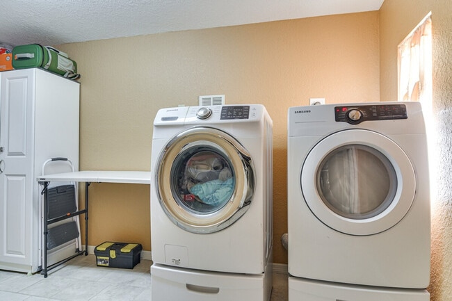 Building Photo - 634 180th Ave W