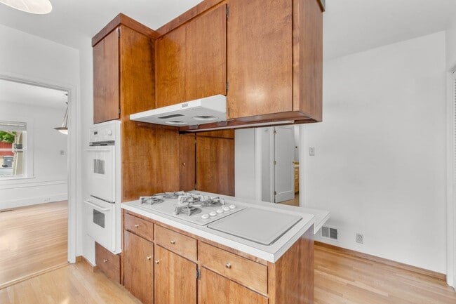 Building Photo - Upper Dimond/Lincoln Highlands Wonderful Craftsman Home!