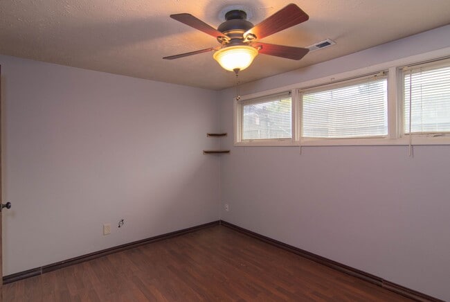 Building Photo - South Hill cute 2 Bed 1 Bath rancher with ...