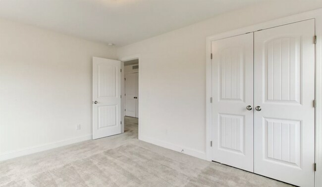 Building Photo - Available Now - Beautiful Open Floorplan 3...