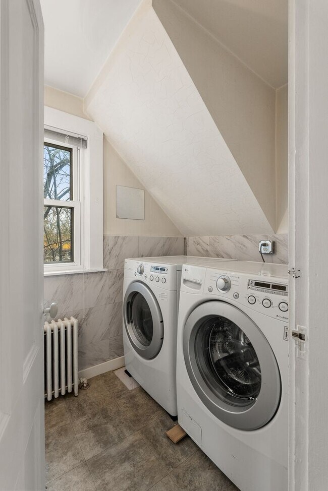 Building Photo - Winter Rental:  Helena House - Utilities Included & Dog-friendly!