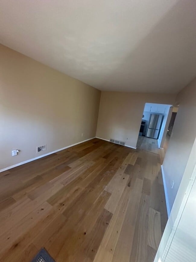 Building Photo - 254 Ernst St