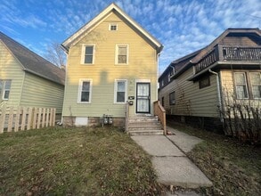 Building Photo - 2 Bedroom Lower Duplex Milwaukee