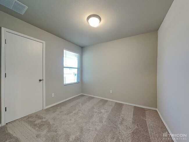 Building Photo - 5217 Saddle Clb Dr
