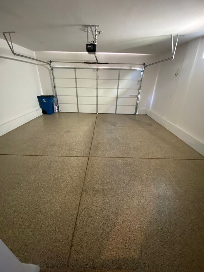 Building Photo - AMERICANA Property Mgmt - 3beds - 2 1/2baths Newly Townhouse in Henderson.