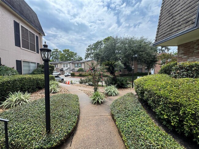 Building Photo - 1807 Stoney Brook Dr