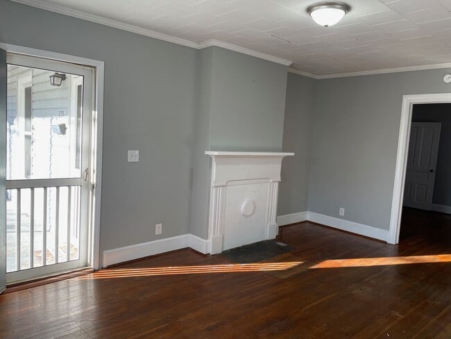 Building Photo - 740