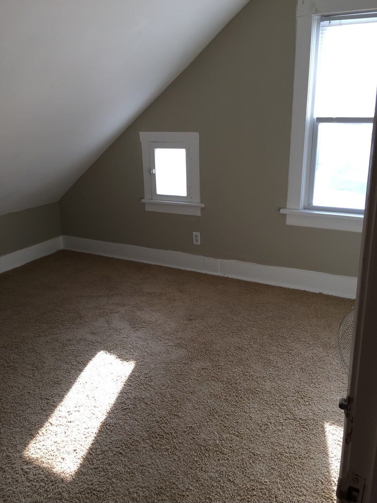 Building Photo - 920 W 3rd St