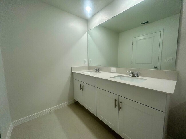 Building Photo - Stylish Townhome in the Heart of Ruskin – ...