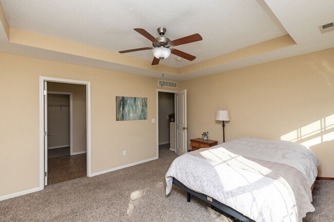 Building Photo - END UNIT!!  3 Bedroom, 2.5 Bathroom Townhome in West Des Moines!