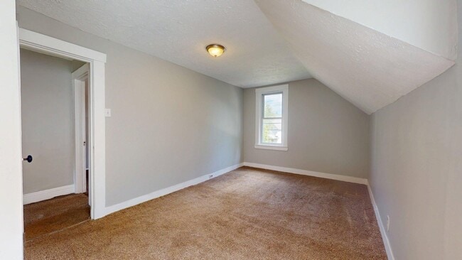 Building Photo - Clark / Fulton Area - 3 Bedrooms - 1 Bath - Single Family Home