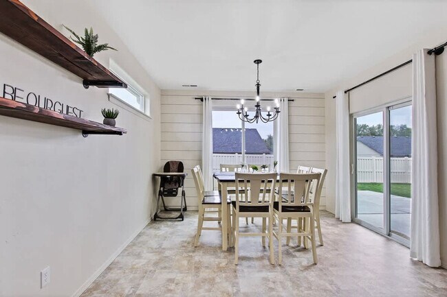 Building Photo - 2213 E Elm Grove Dr