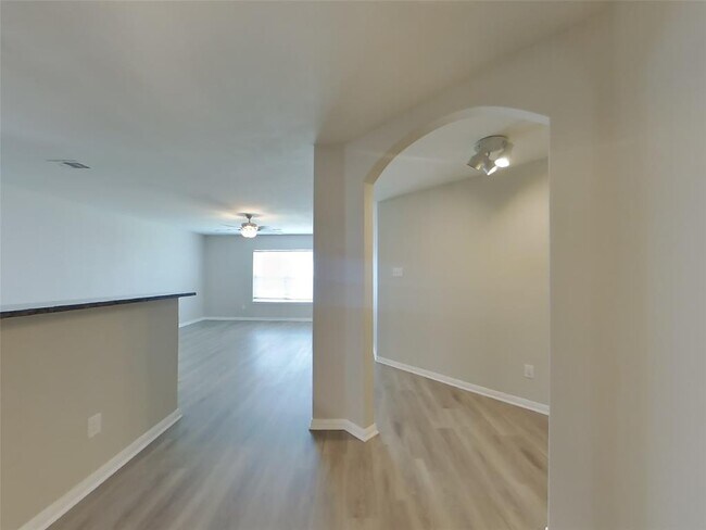 Building Photo - 531 Douro