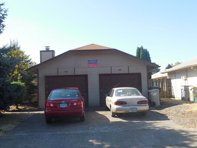 Primary Photo - Comfortable 2 Bedroom Duplex with Garage ~ Albany