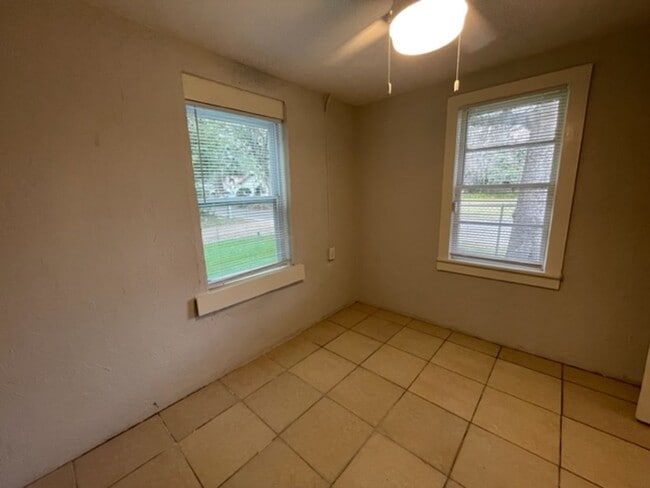 Building Photo - Beautiful 2 Bed 1 Bath House In Fifth Ave Neighborhood