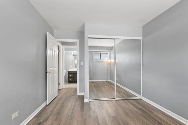 Building Photo - 2210 Country Club Dr