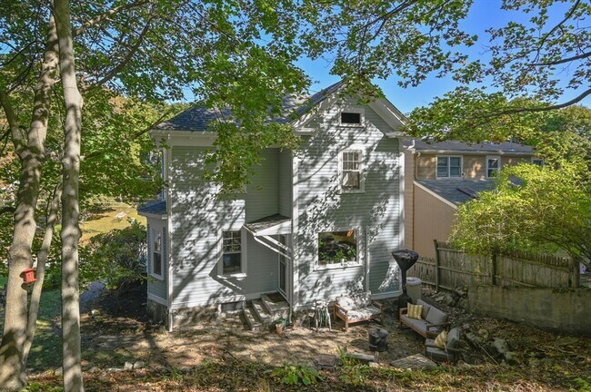 Building Photo - 32 Charles St