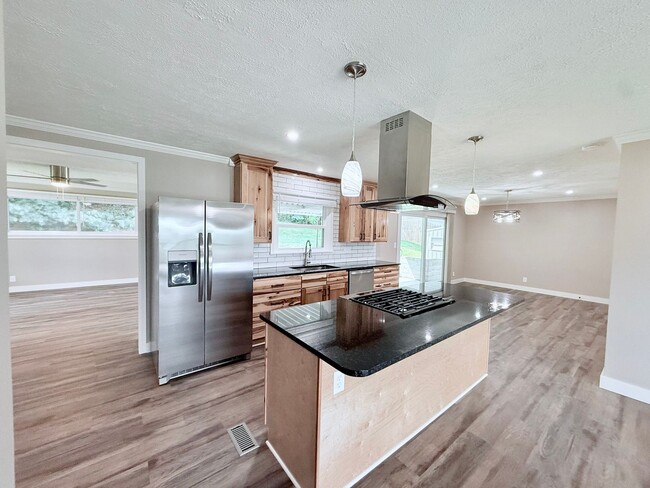 Building Photo - Stunningly Renovated 3 Bed, 2 Bath Home in...