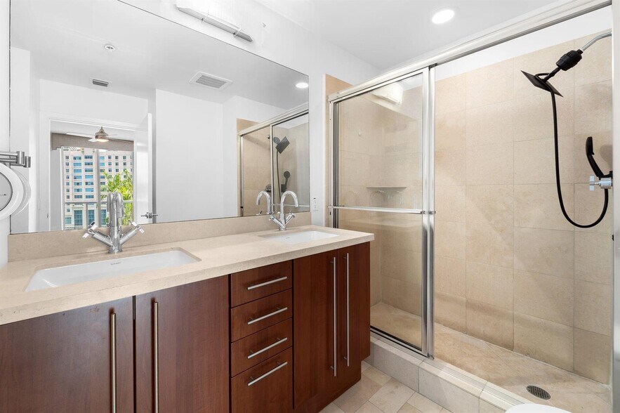 Building Photo - 1111 SW 1st Ave